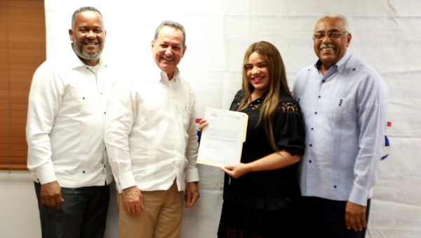 Promicoop realiza primera entrega de Préstamo Educativo a cooperativistas